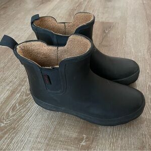 Plush lined Chelsea Chooka rain boots size 5 outdoor black cabin core fireside